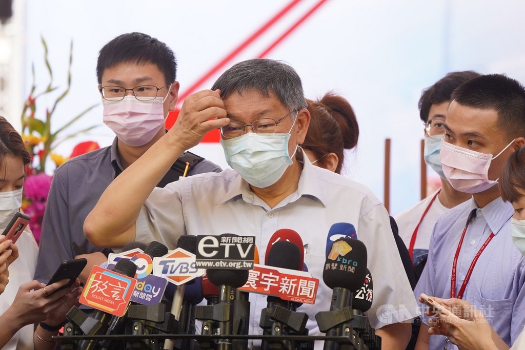台北市建管處已同意大巨蛋案復工,台北市議員將控告柯市府圖利遠雄。對此,台北市長柯文哲(前)10日上午接受媒體聯訪時表示「要告就去告」,大巨蛋就是個要解決的問題,「至少表示我們還有勇氣去處理問題」,反對者要提出對策。中央社記者徐肇昌攝 109年8月10日