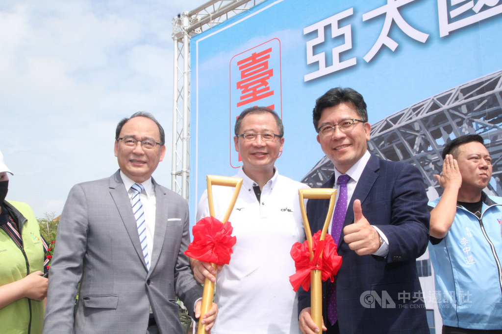 台南亞太國際棒球訓練中心第2期工程10日動土,中華職棒大聯盟會長吳志揚(前中)與統一獅隊董事長凃忠正(前右)及領隊蘇泰安(前左)到場關心。中央社記者楊思瑞攝 109年8月10日
