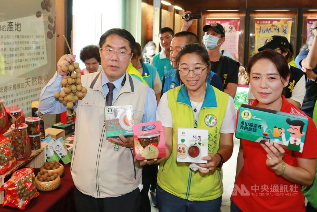 台南市長黃偉哲(前左)10日到東山區農會咖啡文化館出席龍眼促銷活動,同時也鼓勵民眾到台南消費,上網登錄發票參與抽獎活動。(台南市政府提供)中央社記者楊思瑞台南傳真 109年8月10日