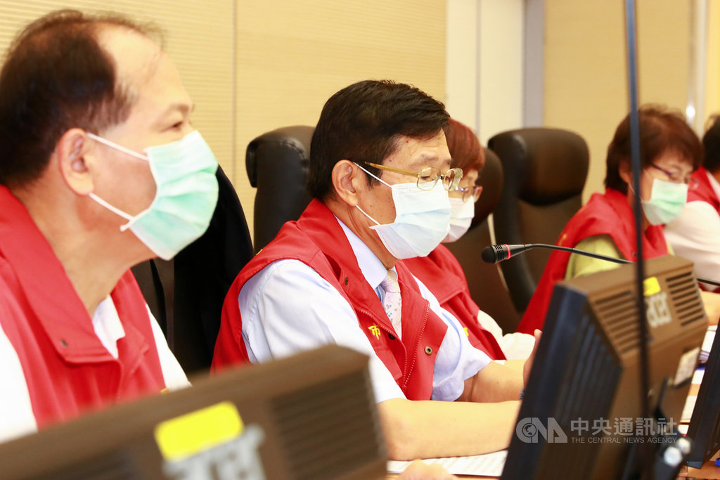 颱風米克拉來襲,高雄市代理市長楊明州(中)10日下午開設高雄市一級災害應變中心,並親自主持防災整備會議。(高雄市新聞局提供)中央社記者侯文婷傳真 109年8月10日