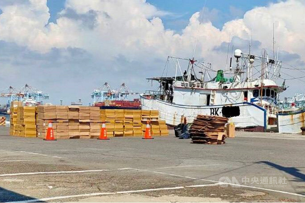 海巡署偵防分署台南查緝隊10日宣布在高雄查獲1艘漁船涉嫌走私,共扣得未稅菸品共15萬3000包,市價約新台幣1000萬元。(台南查緝隊提供)中央社記者楊思瑞台南傳真 109年8月10日