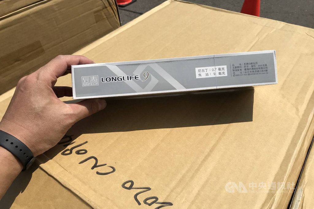 海巡署偵防分署台南查緝隊10日表示,走私集團為規避查緝,選擇在父親節檔期進行走私,查緝人員在高雄查獲1艘漁船涉嫌走私未稅菸品。(台南查緝隊提供)中央社記者楊思瑞台南傳真 109年8月10日