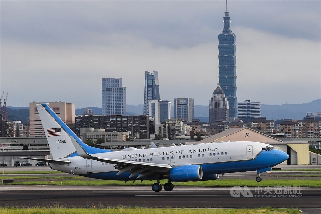 美國衛生部長艾薩(Alex Azar)率團訪台,訪團乘坐美國空軍C-40B行政專機,機身上漆有美國國旗,顯示訪問的高規格。專機9日下午抵達台北松山機場。中央社記者林俊耀攝 109年8月9日