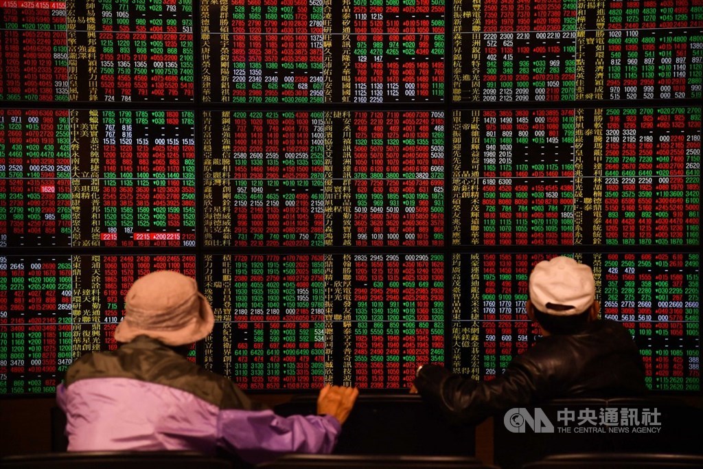 台股開低走高,終場收漲65.13點,12900點關卡得而復失。(中央社檔案照片)