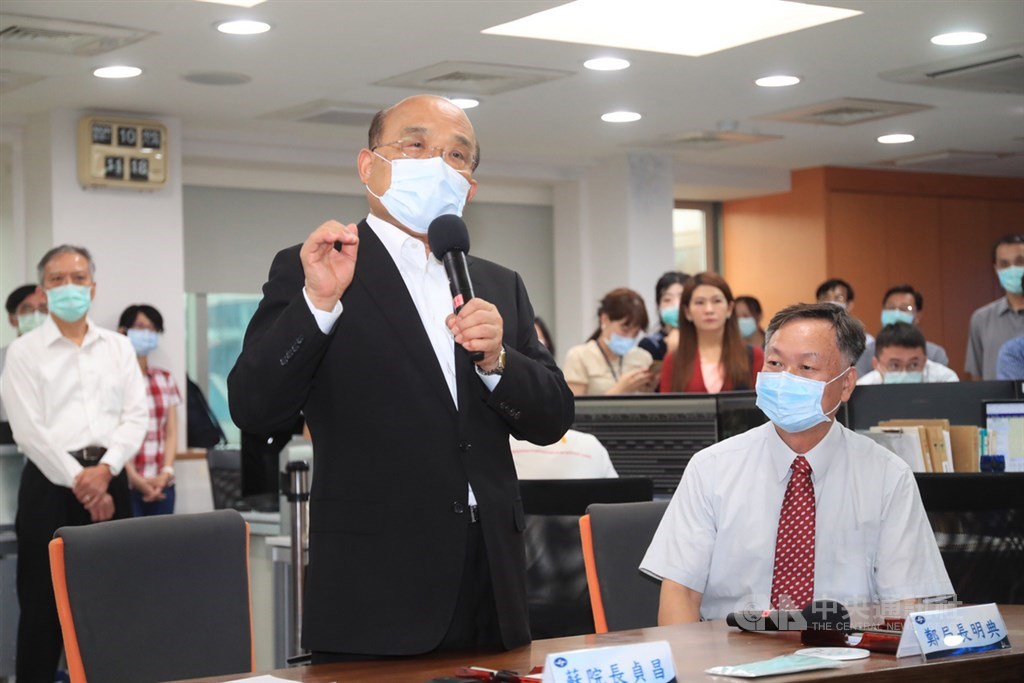 行政院長蘇貞昌(前左)10日上午視察中央氣象局,聽取颱風動向簡報,並發表談話。前右為氣象局長鄭明典。中央社記者吳家昇攝 109年8月10日