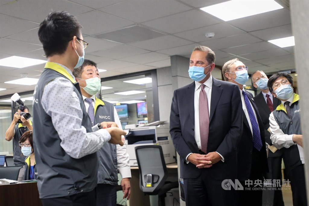 美國衛生部長艾薩(Alex Azar)(前左3)10日下午率團參訪中央流行疫情指揮中心,衛福部長、指揮中心指揮官陳時中(前左2)出席接待說明。中央社記者裴禛攝 109年8月10日