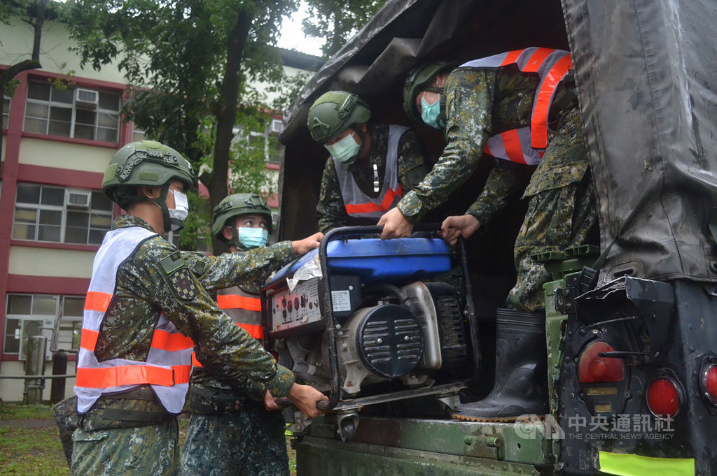 颱風米克拉來襲,軍方第四作戰區應變中心已於10日上午完成1級開設,並在高雄、屏東的潛勢區及低窪地區,預置134員兵力及各式搶救機具。(國軍提供)中央社記者郭芷瑄傳真 109年8月10日