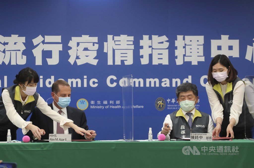 中央流行疫情指揮中心10日下午3時舉行「AIT-TECRO衛生合作備忘錄簽署儀式」,由美國衛生部長艾薩(Alex Azar)(左2)及衛生福利部部長陳時中(右2)共同見證。中央社記者裴禛攝 109年8月10日