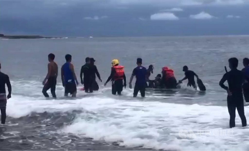 台東縣綠島鄉柴口浮潛區10日傍晚有3名潛水客疑因體力不支,無法自行返回岸上,海巡人員與綠島消防分隊獲報後合力救援,將3人順利救起。(第一三岸巡隊提供)中央社記者李先鳳傳真 109年8月10日