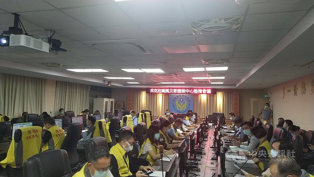 颱風米克拉逼近,澎湖縣災害應變中心10日下午3時完成一級開設,縣長賴峰偉籲請民眾做好防颱準備。中央社 109年8月10日