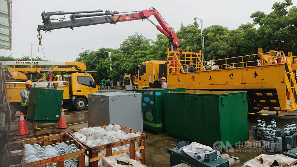 颱風米克拉來襲,為避免颱風造成電力設施受損,台電已備妥搶修人員、機具等進駐恆春半島,便於颱風電力搶修時發揮高效率。(台電提供)中央社記者郭芷瑄傳真 109年8月10日