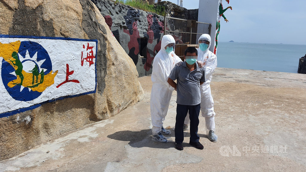中國大陸李姓男子9日泅渡到大膽島遭岸巡隊人員逮獲,是武漢肺炎疫情以來所查獲的首起非法入境案。岸巡人員對他實施防疫消毒後,依中央疫情指揮中心規定,進行14天隔離檢疫。(金門岸巡隊提供)中央社記者黃慧敏傳真 109年8月10日