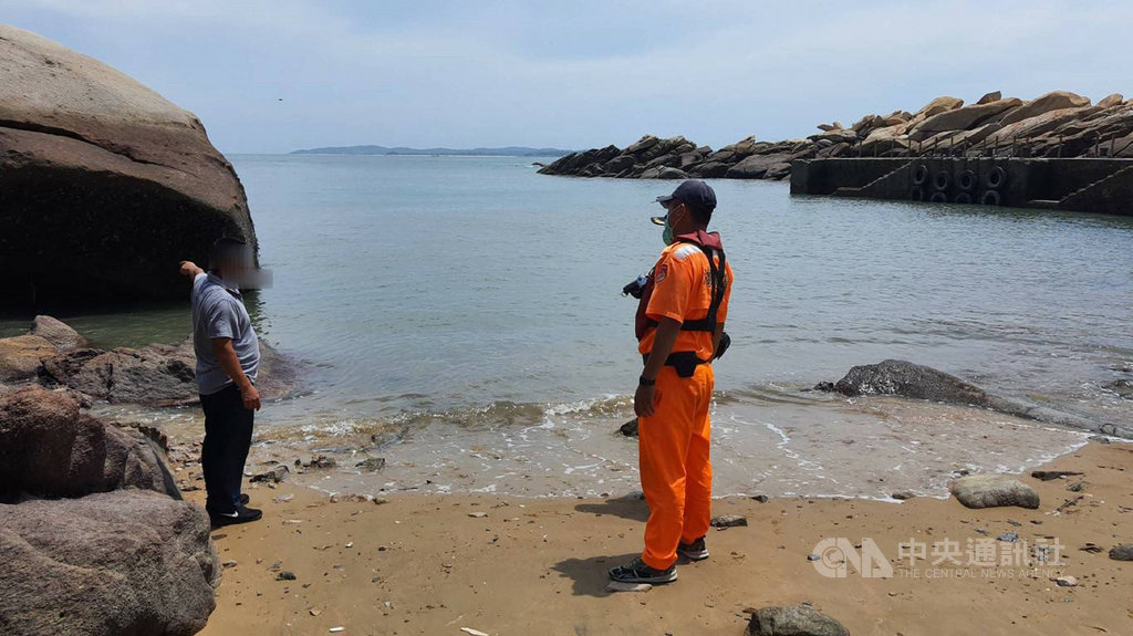 海巡署金馬澎分署金門岸巡隊10日表示,9日在大膽島碼頭岸際查獲一名中國大陸李姓男子,是武漢肺炎疫情以來首起非法入境案件。全案將在李男14天隔離檢疫後送辦。(金門岸巡隊提供)中央社記者黃慧敏傳真 109年8月10日