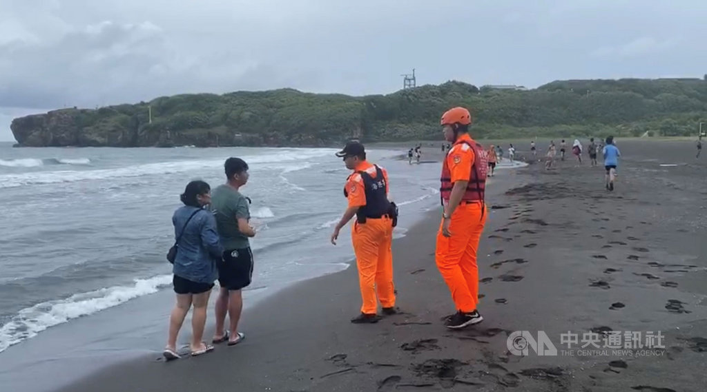 颱風米克拉來襲,中央氣象局已發布海上及陸上警報,海巡署第五岸巡隊10日前往高屏地區海岸,勸離戲水民眾。(海巡署提供)中央社記者郭芷瑄傳真 109年8月10日