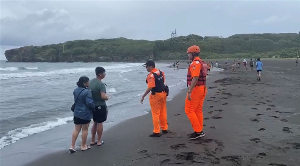颱風米克拉來襲,中央氣象局已發布海上及陸上警報,海巡署第五岸巡隊10日前往高屏地區海岸,勸離戲水民眾。(海巡署提供)中央社記者郭芷瑄傳真 109年8月10日