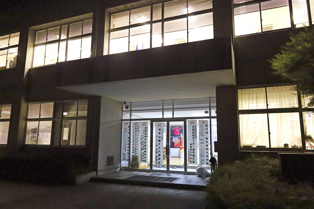 日本新增1445例武漢肺炎確診,其中島根縣因立正大淞南高中的足球隊發生群聚感染,一口氣新增92例。圖為立正大淞南高中校園。(共同社)