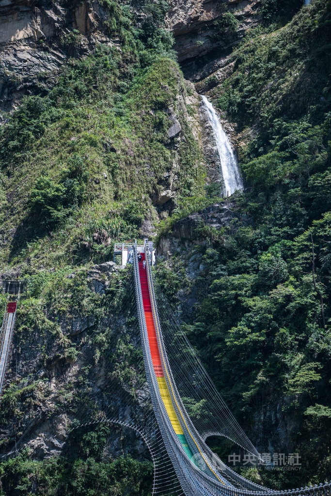 南投縣信義鄉雙龍七彩吊橋開幕後成為人氣景點,但園區多陡坡,不利長者、孩童、身障者行走,縣府將研擬增設高架緩坡步道。(南投縣政府提供)中央社記者蕭博陽南投縣傳真 109年8月10日