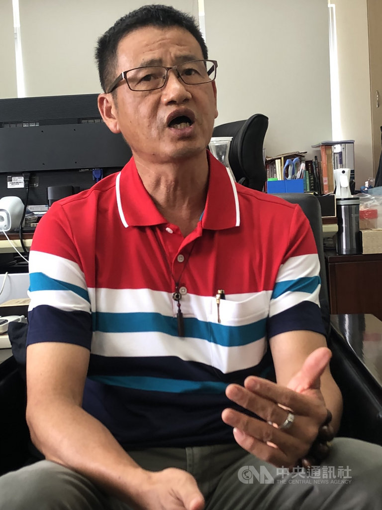 苗栗縣政府農業處副處長陳樹義(圖)10日表示,有不肖業者透過一頁式廣告,誆稱以「苗栗冠軍大閘蟹」製作蟹黃醬,還冒用苗縣府所舉辦的大閘蟹評鑑與養殖場的照片,呼籲消費者不要受騙上當。中央社記者管瑞平攝 109年8月10日