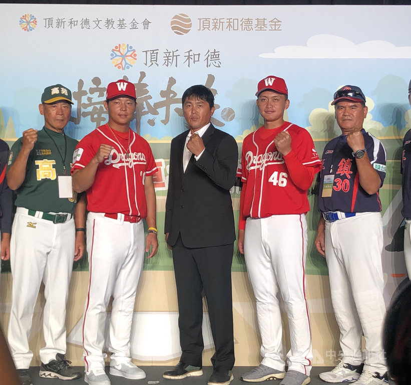 中職味全龍隊今年季中選秀用狀元籤帶走具旅美大聯盟資歷投手王維中,總教練葉君璋(中)表示,離談約期限還有一段時間,「只要可以簽下都ok」,也透露為明年打一軍準備,找洋將提前啟動。中央社記者謝靜雯攝 109年8月10日