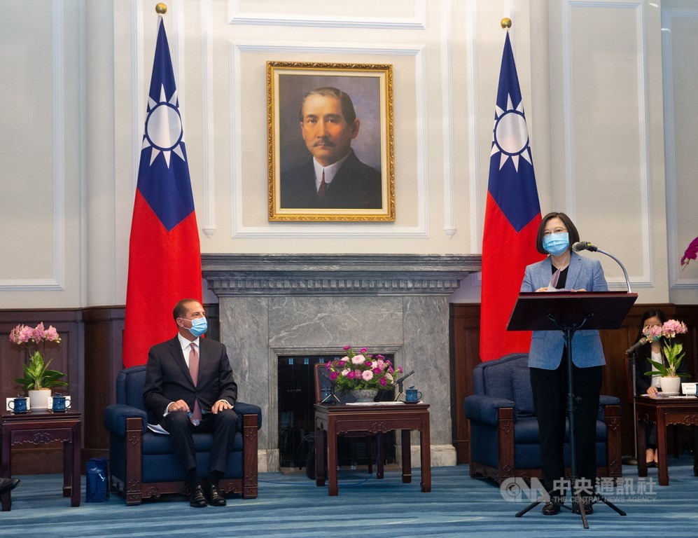 總統蔡英文(右)10日在總統府接見來訪的美國美國衛生及公共服務部部長艾薩(Alex Azar)(左),蔡總統致詞時表示,透過這次訪問團來訪,可更清楚台灣如何處理疫情,台美雙方也可交換意見,並共同研擬未來方向。中央社記者謝佳璋攝 109年8月10日