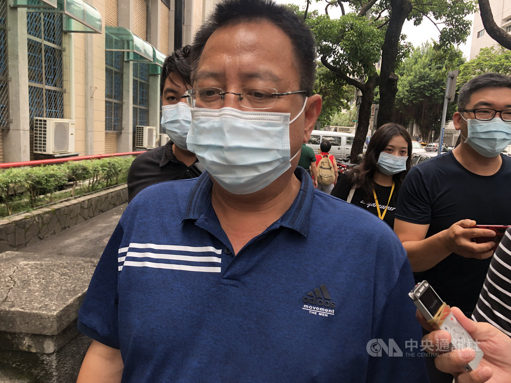 遞補桃園市議員的蘇志強被控賄選案,一審遭判3年4月徒刑,經上訴,二審台灣高等法院11日認定原審判決無誤,駁回上訴,維持原判。蘇志強(前)聆判後表示,為捍衛清白,將提起上訴。中央社記者劉世怡攝 109年8月11日