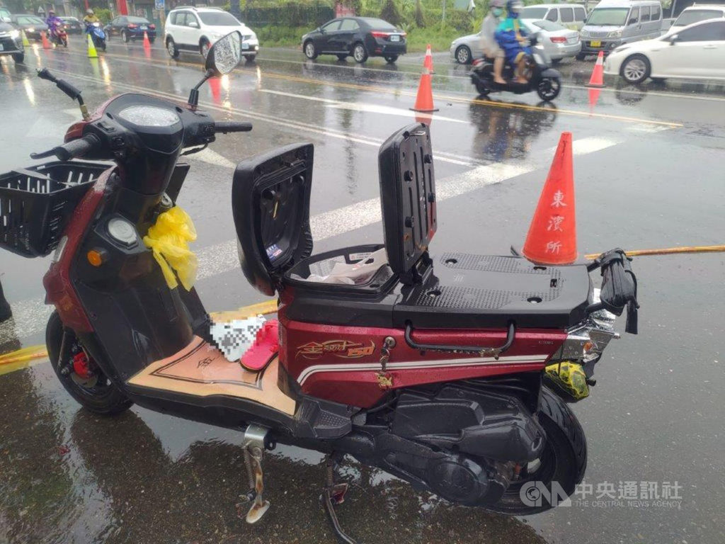 屏東縣東港鎮11日上午發生大貨車擦撞同方向機車車禍,66歲機車女騎士捲入大貨車底當場死亡。警方呼籲,下雨道路濕滑、視線不佳,提醒民眾務必小心駕駛,保持行車安全距離。(東港警分局提供)中央社記者郭芷瑄傳真 109年8月11日