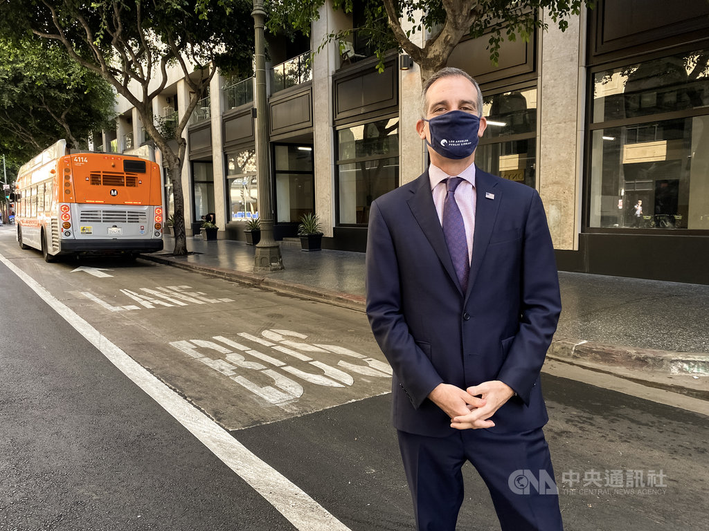針對洛杉磯市長賈西迪(Eric Garcetti)打算對群聚開趴處以斷水斷電,警察工會持反對意見,並認為應由市府雇員執行。圖為賈西迪10日出席公車專用道啟用儀式。(市長辦公室提供)中央社記者林宏翰洛杉磯傳真 109年8月11日