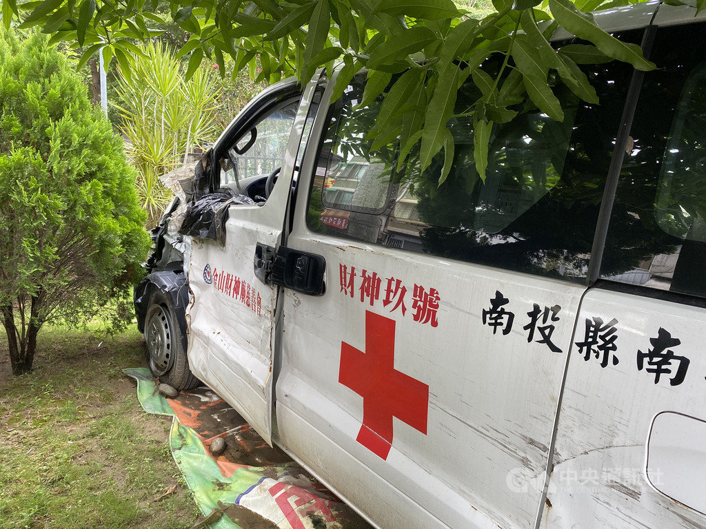 南投市衛生所一輛救護車遭男子酒駕撞上,肇事對方已賠償救護車駕駛,但對救護車修車費則表示「無能為力」,救護車左側車身嚴重受損,已擱置近2年,有待對方賠償或達報廢年限。中央社記者蕭博陽南投攝 109年8月11日