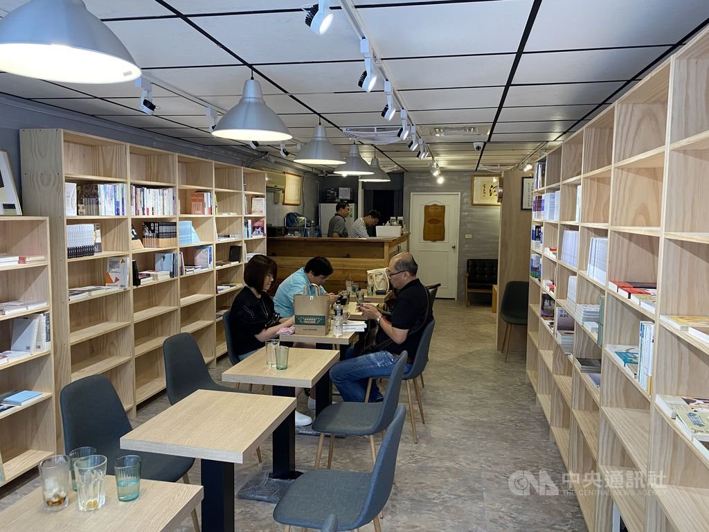 獨立書店「有河書店」9日開始試營運,店主詹正德坦言,從找到新店面到重啟「有河」,大概花了約2個月的時間。中央社 109年8月11日