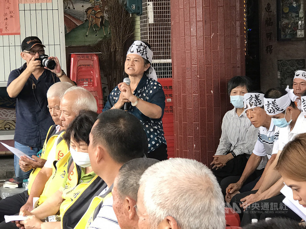 花蓮縣政府擬在位於鳳林鎮的花蓮縣農業運銷公司肉品市場內設置死廢畜禽生物處理場,邀花蓮縣農業運銷公司、居民舉行說明會,當地居民出席與會,表達反對立場。中央社記者張祈攝 109年8月11日