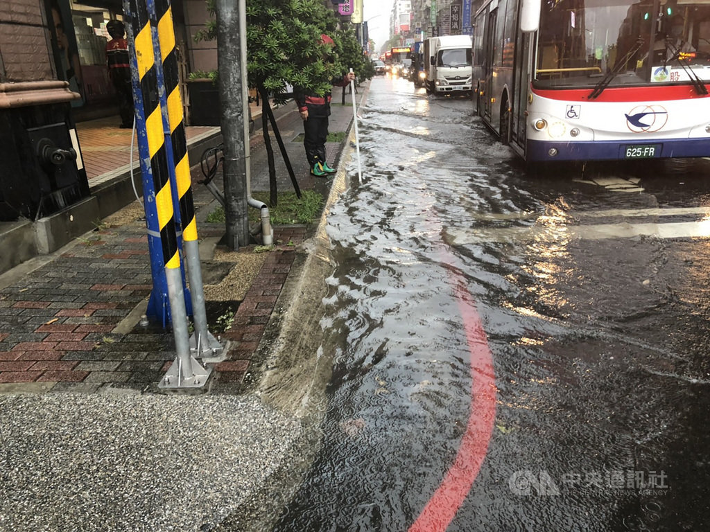 新北市11日午後降下大雨,雨勢又快又急,根據統計,這場大雨造成新北各地15件積水災情,其中以新莊8件最多,所幸隨雨勢趨緩,各地積水也迅速消退。(新北市消防局提供)中央社記者王鴻國傳真 109年8月11日