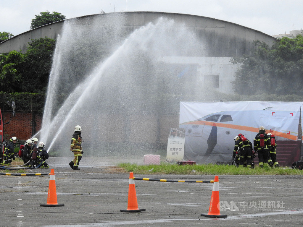 南投縣政府消防局11日舉行民安六號演習,情境假定南投遭颱風侵襲,期間又發生民航機空難迫降烏溪河床,共演練26種項目,過程逼真。中央社記者蕭博陽南投攝 109年8月11日