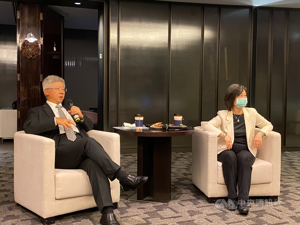 台新金控總經理林維俊(左)11日宣布,將以新台幣55億元取得保德信人壽100%股權,且為達到長期經營目標,願意考慮處分部分彰銀持股。中央社記者劉姵呈攝 109年8月11日