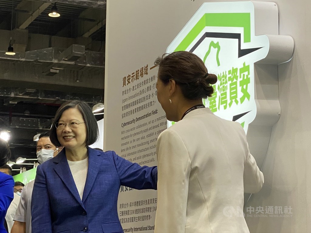 總統蔡英文(左)11日出席台灣資安大會,她提到政府將推動4大重點,其中要加速成立數位發展部,用更整合性思維提升各種危機處理應變。中央社記者吳家豪攝 109年8月11日