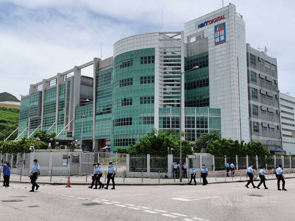 香港警方10日上午派出大批員警進入蘋果日報位於將軍澳的大樓內搜證,並封鎖大樓周邊街道。中央社記者張謙香港攝 109年8月10日