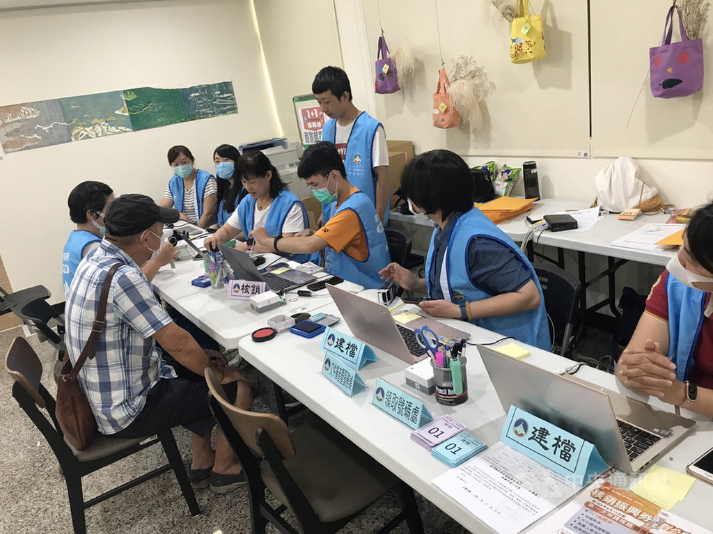 金門縣政府建設處10日起開放首波「金門1+1振興券」商家核銷兌領作業,短短一天有226家業者申請,已兌付11萬2403張振興券,金額達新台幣5620萬1500元。(金門縣政府提供)中央社記者黃慧敏傳真 109年8月11日
