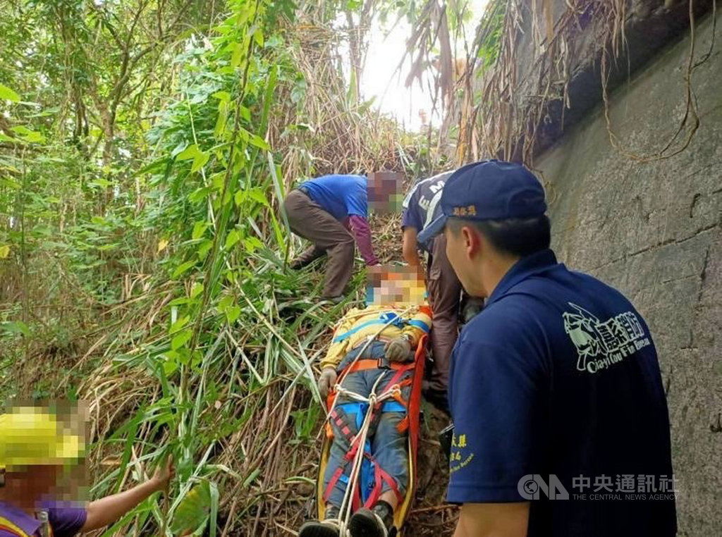 阿里山林業鐵路竹崎監工區邵姓道班工11日在竹崎路段搬運枕木時,不慎跌落林鐵鐵道邊坡約4米深,所幸被救起時意識清楚,腰及腿部疼痛、脖子扭傷及手部疑有骨折,由救護人員搬運送醫治療。(嘉義縣消防局提供)中央社記者黃國芳傳真 109年8月11日