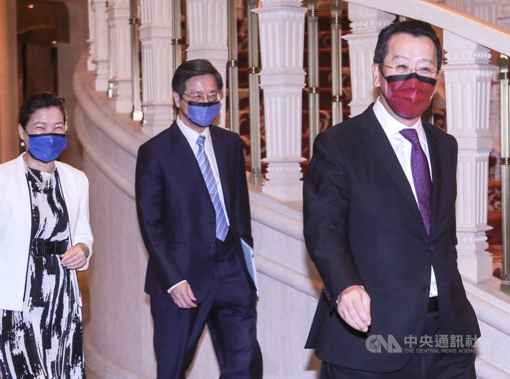 美國衛生部長艾薩(Alex Azar)率團訪台,國安會祕書長顧立雄(右起)、中央流行疫情指揮中心專家諮詢小組召集人張上淳、經濟部長王美花出席午宴。中央社記者裴禛攝 109年8月11日