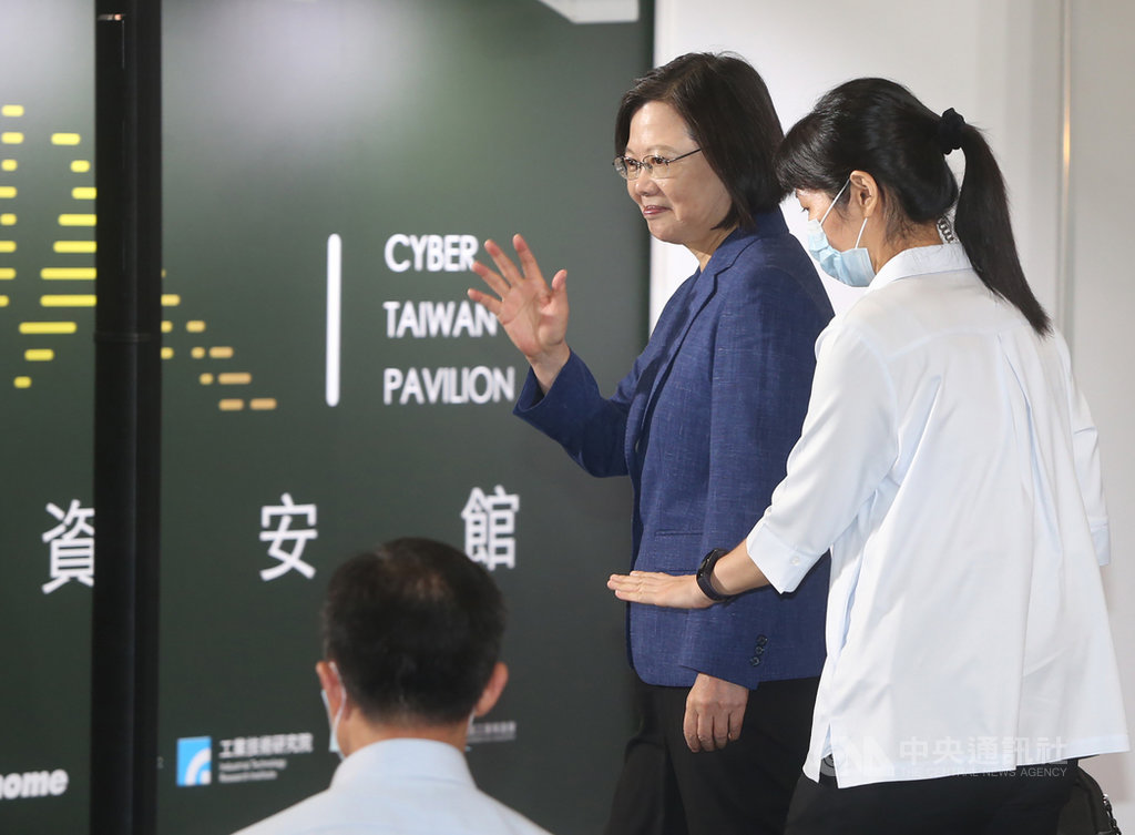 總統蔡英文(右2)11日在南港展覽館2館出席台灣資安大會開幕典禮並參觀展場,離去時向眾人揮手致意。中央社記者鄭傑文攝 109年8月11日
