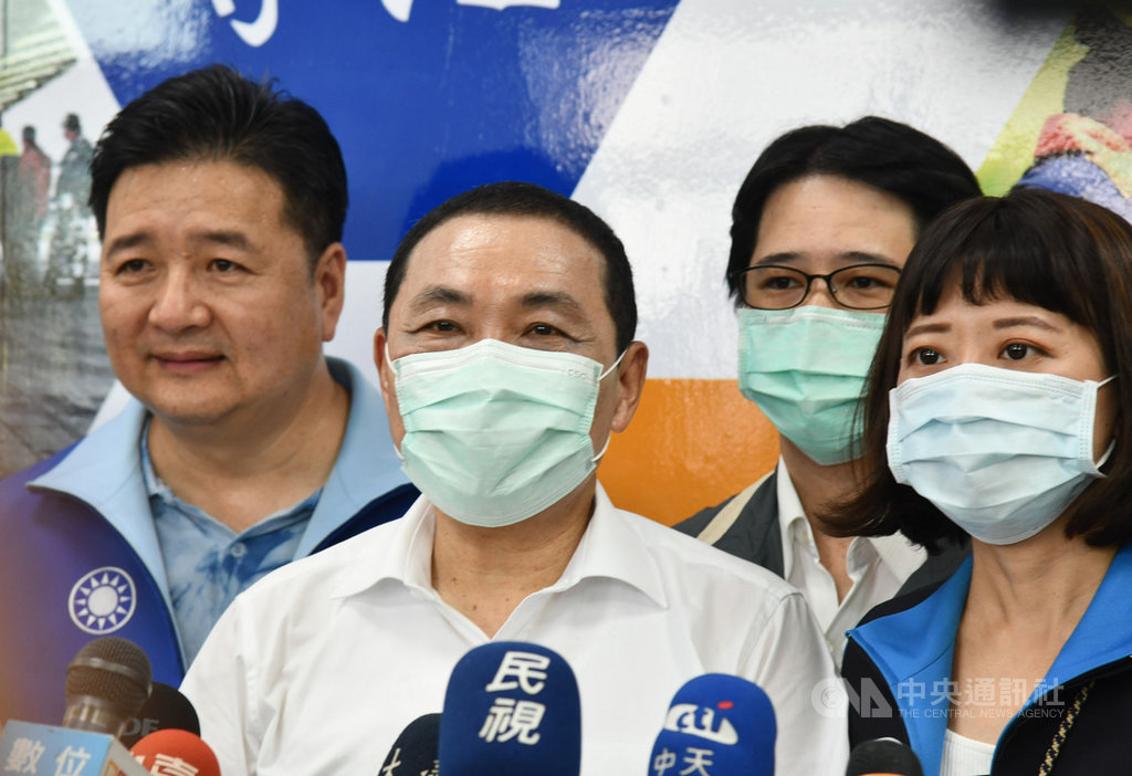 新北市長侯友宜(左2)11日接受媒體聯訪重申入境全面普篩的主張,並表示樂見中央開始要求從高風險國家入境者機場篩檢及集中檢疫,「我想越嚴格落實境外管制,我希望這樣才能守住國門」。中央社記者王鴻國攝 109年8月11日