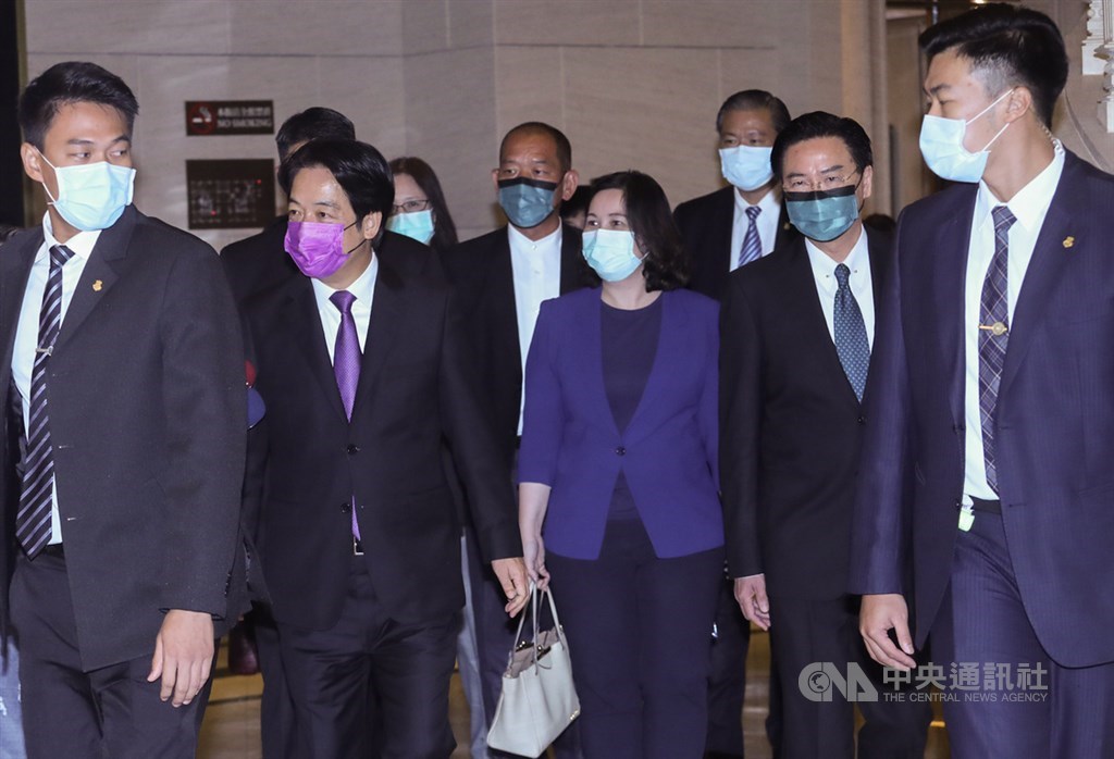 美國衛生部長艾薩(Alex Azar)率團訪台,11日至台北美福飯店與副總統賴清德(前左2)、外交部長吳釗燮(前右2)等進行午宴。中央社記者裴禛攝 109年8月11日