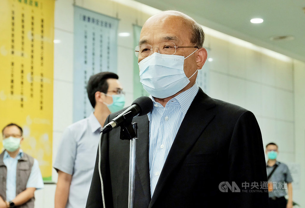 對於香港民運人士接連遭逮捕,行政院長蘇貞昌(前)11日受訪表示,台灣人應警惕若真被中國統一,恐會像香港般任人宰割,呼籲應團結珍惜台灣的自由民主。中央社記者吳睿騏桃園攝 109年8月11日