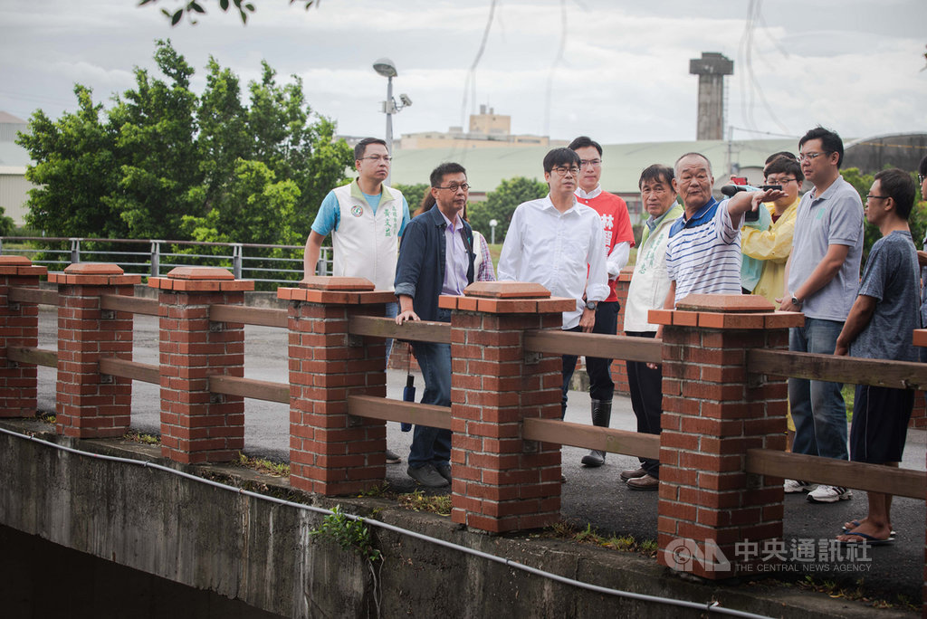 民進黨高雄市長補選候選人陳其邁(前左3)11日由立委許智傑(前左2)等人陪同勘查鳳山山仔頂溝滯洪池,了解當地治水問題。(陳其邁競選總部提供)中央社記者王淑芬傳真 109年8月11日