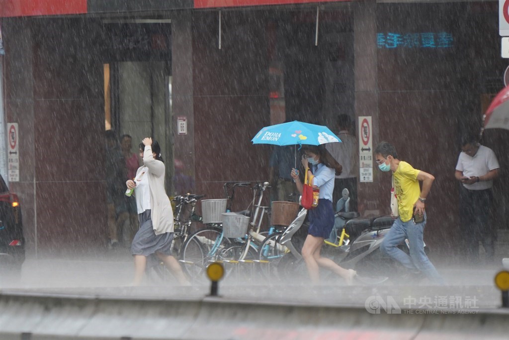颱風米克拉中心位置已離開台灣本島遠颺,但受颱風及其外圍環流影響,台北市午後出現雨勢,民眾紛紛加快腳步倉皇避雨。中央社記者徐肇昌攝 109年8月11日