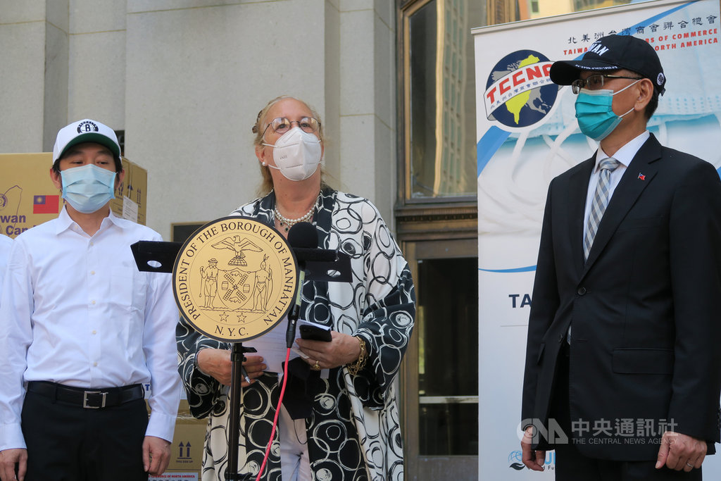 台灣美東時間10日向紐約曼哈頓捐贈5萬片口罩,曼哈頓區長布魯爾(中)盛讚台灣慷慨。圖右為駐紐約辦事處長李光章,左為紐約台灣商會會長江俊霖。中央社記者尹俊傑紐約攝 109年8月11日