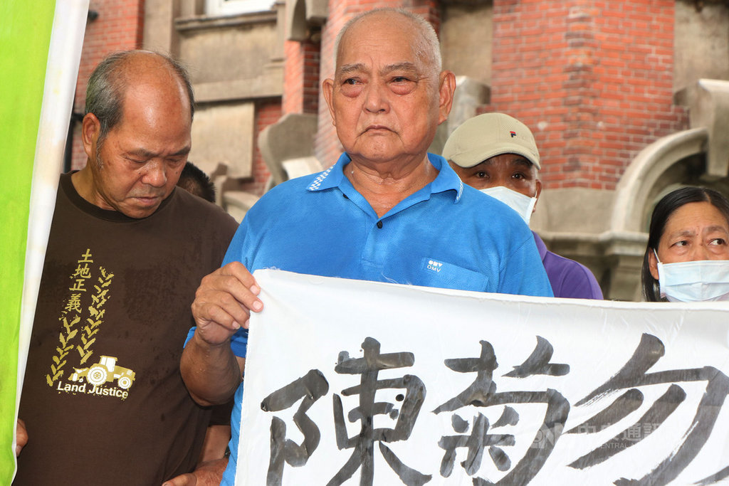 反南鐵東移全線自救聯合會11日上午在監察院外舉行記者會,盼監察院長陳菊處理人權案件時不要兒戲、不要強拆南鐵東移案住戶。圖為自救會成員神情凝重地拉著布條。中央社實習記者賴昀岫攝 109年8月11日
