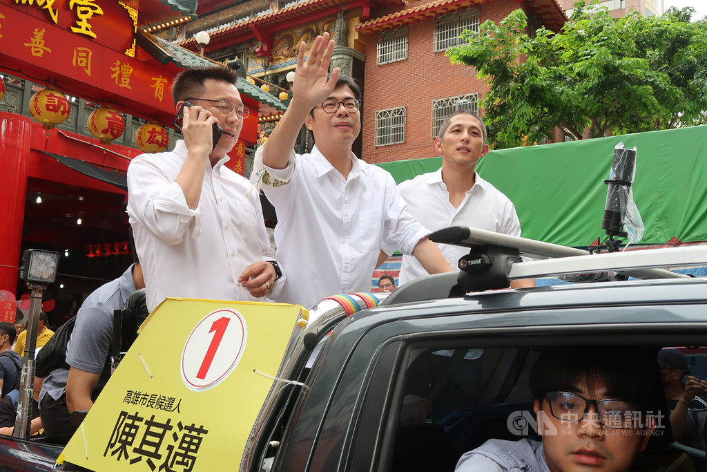 民進黨智庫「新境界文教基金會」副執行長吳怡農(車上右)11日到高雄,陪同民進黨高雄市長補選候選人陳其邁(車上中)展開車隊掃街,全力衝刺選情。中央社記者王淑芬攝 109年8月11日