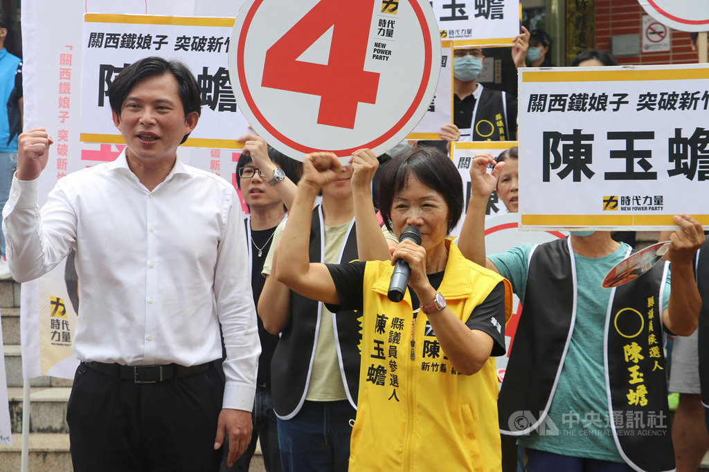 時代力量將進行黨主席等改選,前黨主席黃國昌(左)11日被問到是否參選角逐,他指出,相信黨內會有更多優秀同志出來參與選舉,他將在第二線支持。(時代力量提供)中央社記者郭宣彣傳真 109年8月11日