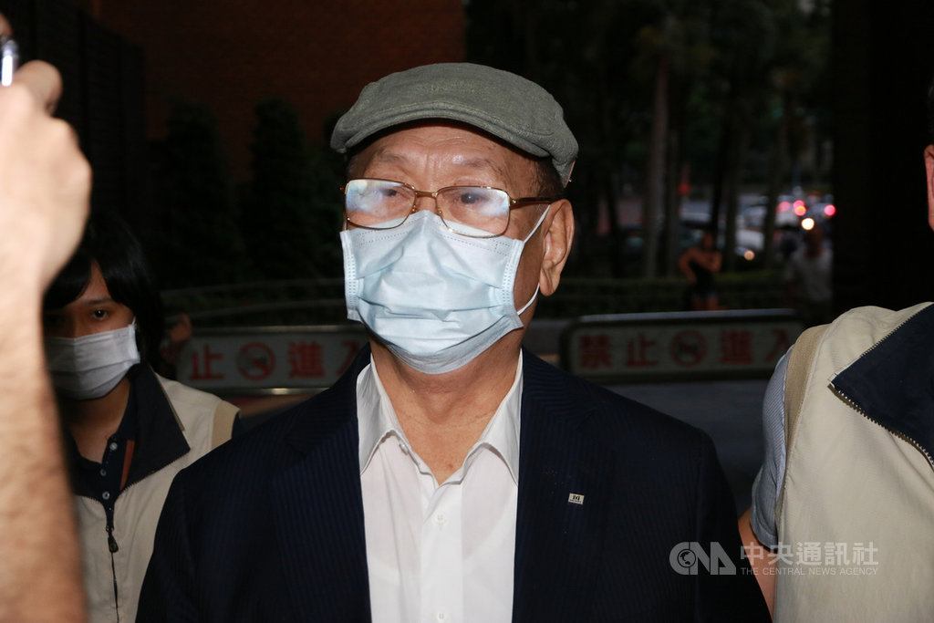 美吾華董事長李成家(中)疑涉內線交易案,11日晚間經調查局製作筆錄後,前往台北地檢署說明案情,面對媒體詢問是否涉及內線交易時,僅表示沒有。中央社記者蕭博文攝 109年8月11日
