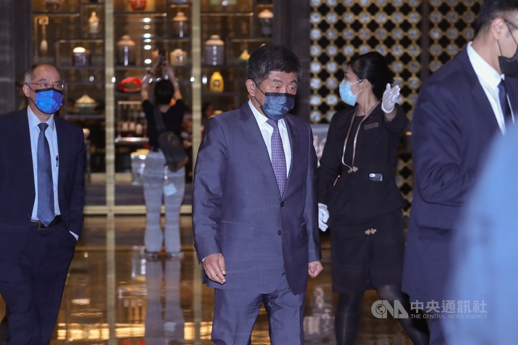 美國衛生部長艾薩(Alex Azar)率團訪台,衛福部長陳時中(中)11日至台北美福飯店出席午宴。中央社記者裴禛攝 109年8月11日